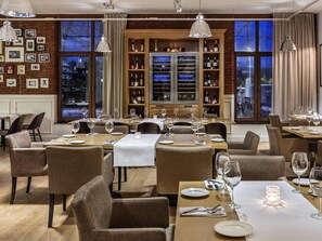 Serveert ontbijt, lunch, diner, Poolse gerechten 