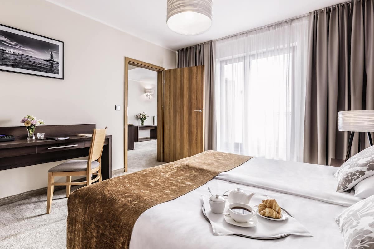 Standard Suite, 1 Double Bed | Premium bedding, in-room safe, desk, laptop workspace