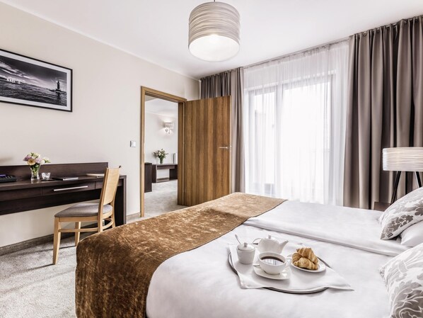 Standard Suite, 1 Double Bed | Premium bedding, in-room safe, desk, laptop workspace