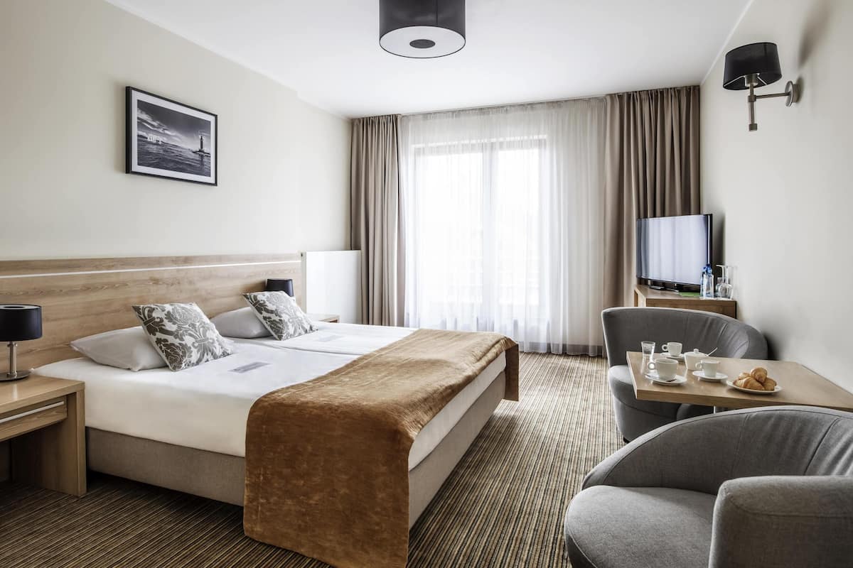Standard Double Room, 1 Double Bed | Premium bedding, in-room safe, desk, laptop workspace