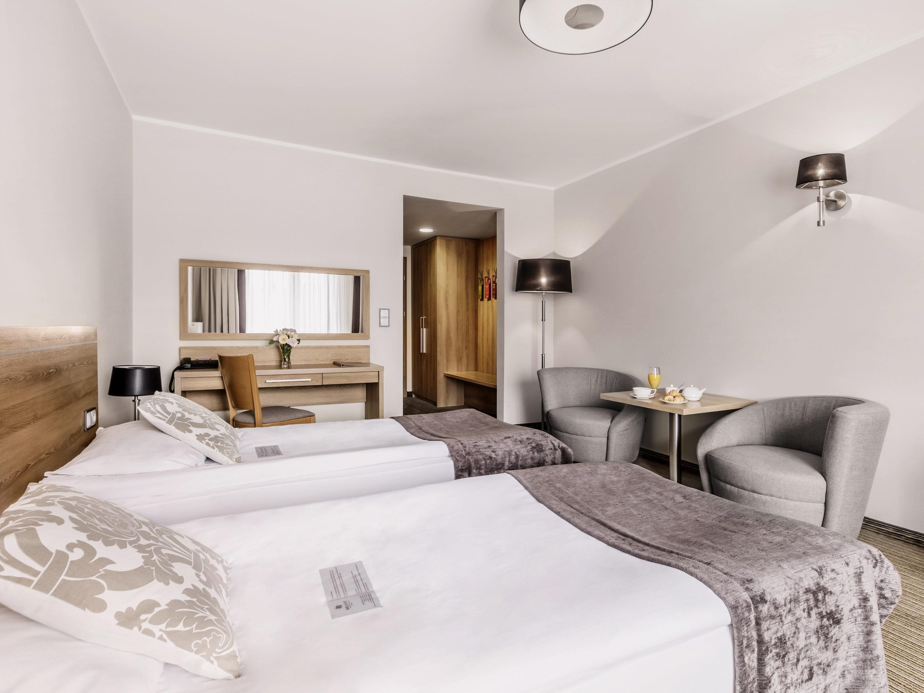 Habitación estándar, 2 camas individuales | Ropa de cama de alta calidad, caja fuerte, escritorio