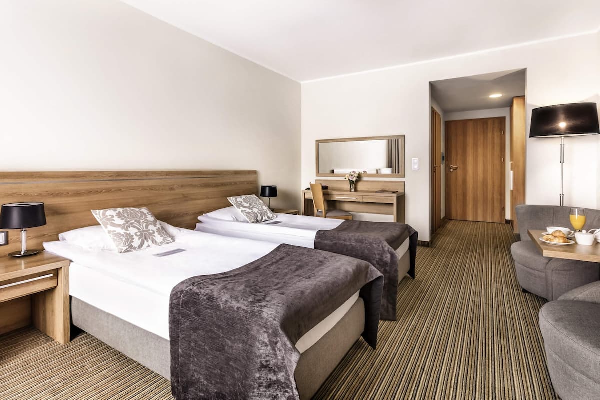 Standard Room, 2 Katil Bujang (Single) | Peralatan tempat tidur premium, peti besi dalam bilik, meja