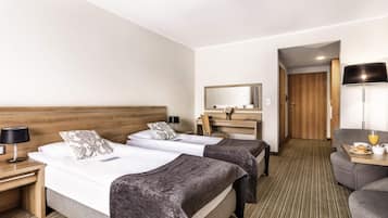 Standard Room, 2 Twin Beds | Premium bedding, in-room safe, desk, laptop workspace