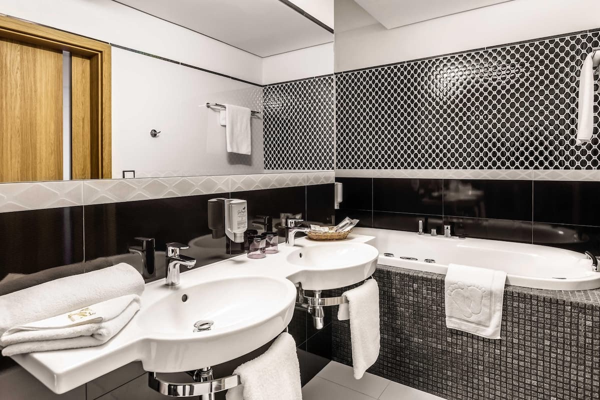 Standard Suite, 1 Double Bed | Premium bedding, in-room safe, desk, laptop workspace