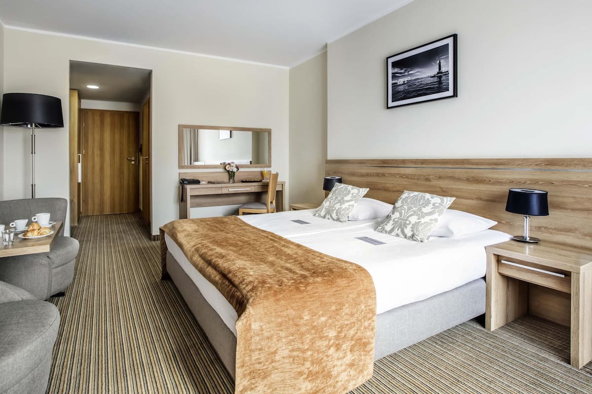 Standard Double Room, 1 Double Bed | Premium bedding, in-room safe, desk, laptop workspace