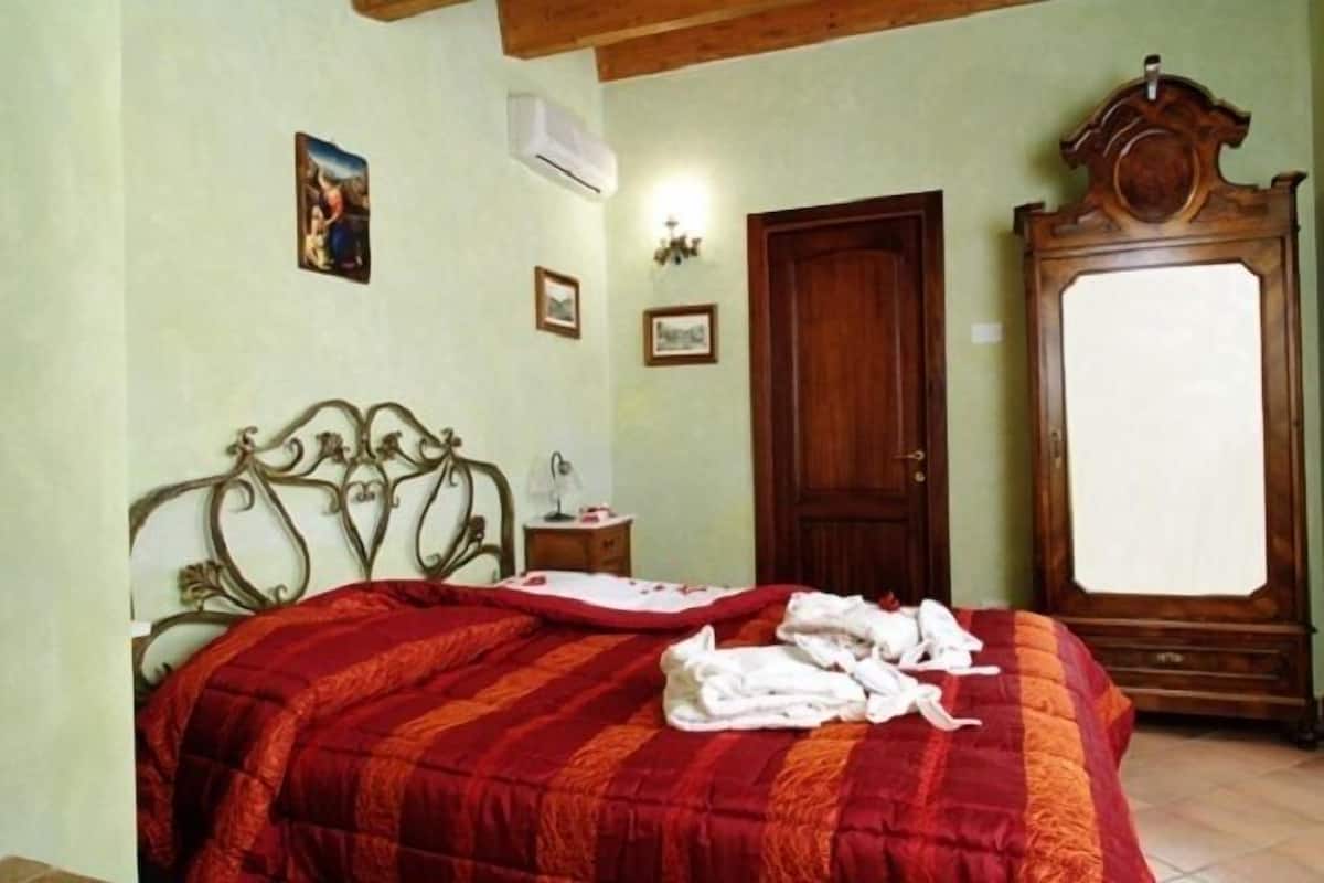 Departamento, 1 habitación | Decoración personalizada, muebles diferentes y escritorio