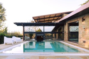 Indoor pool, outdoor pool, pool umbrellas, sun loungers - Colle Indaco Country House & Wellness (Ortezzano)