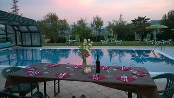 Innenpool, Außenpool, Sonnenschirme, Liegestühle