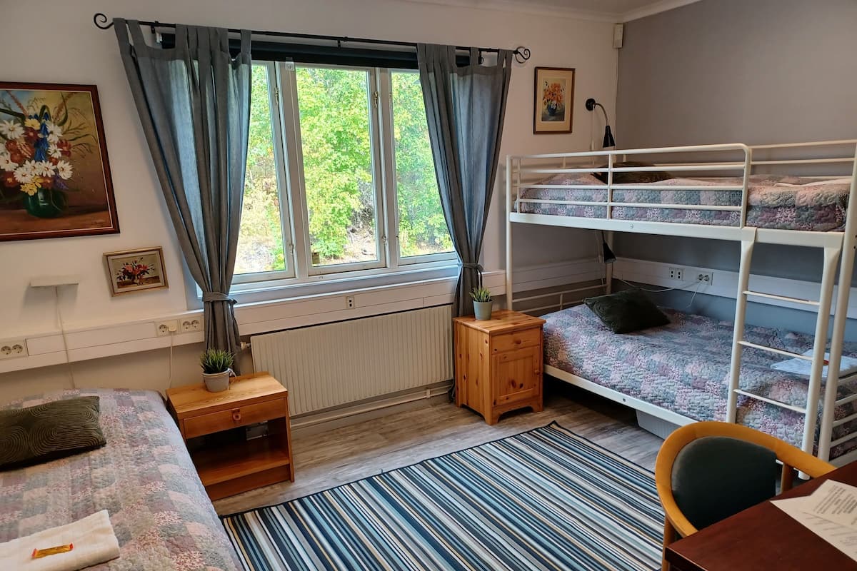 Dreibettzimmer, Gemeinschaftsbad, Gartenblick (Annexet)