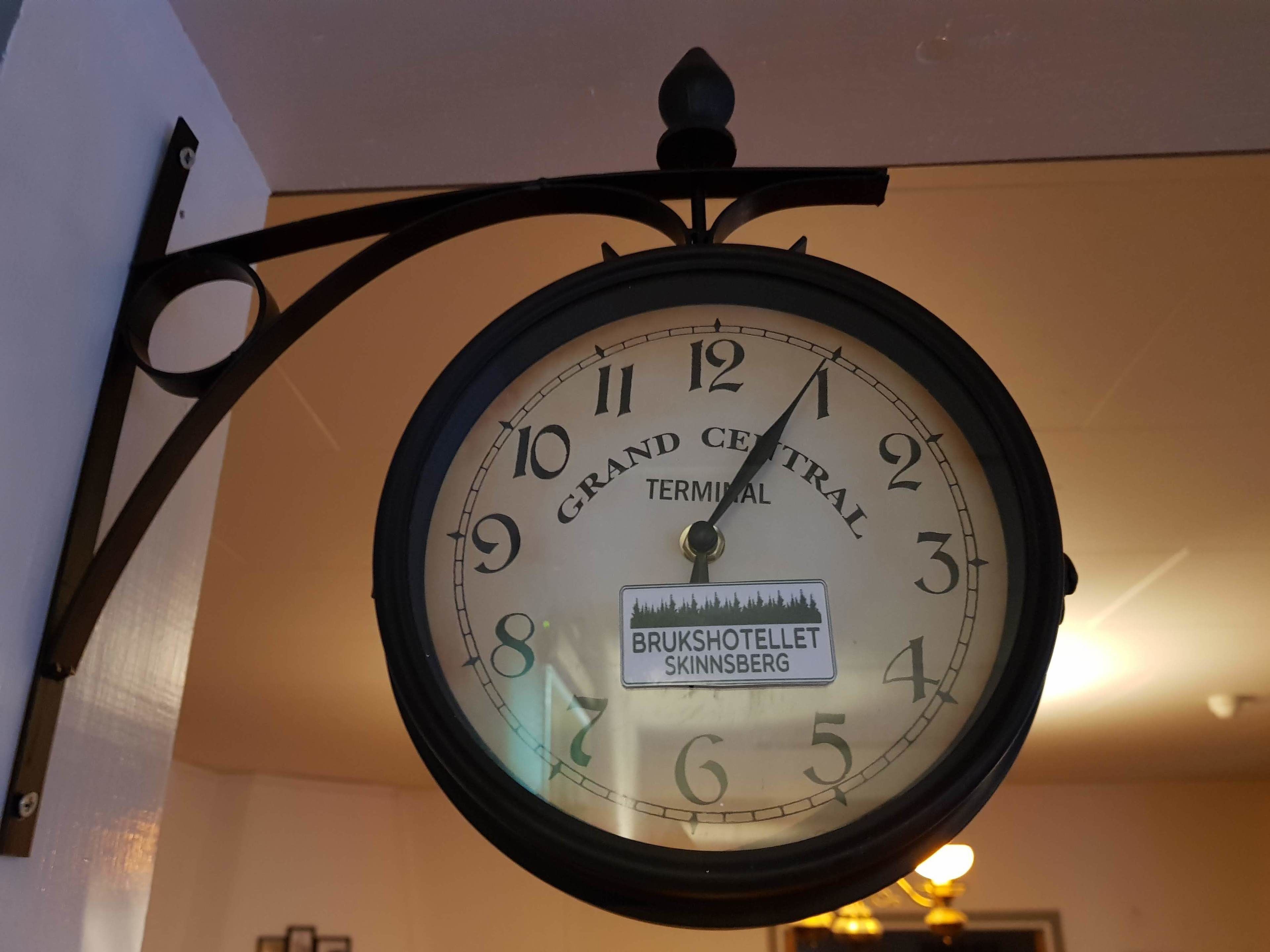 A clock with "Grand Central Terminal" and "Bruksotell Skinsberg" labels.