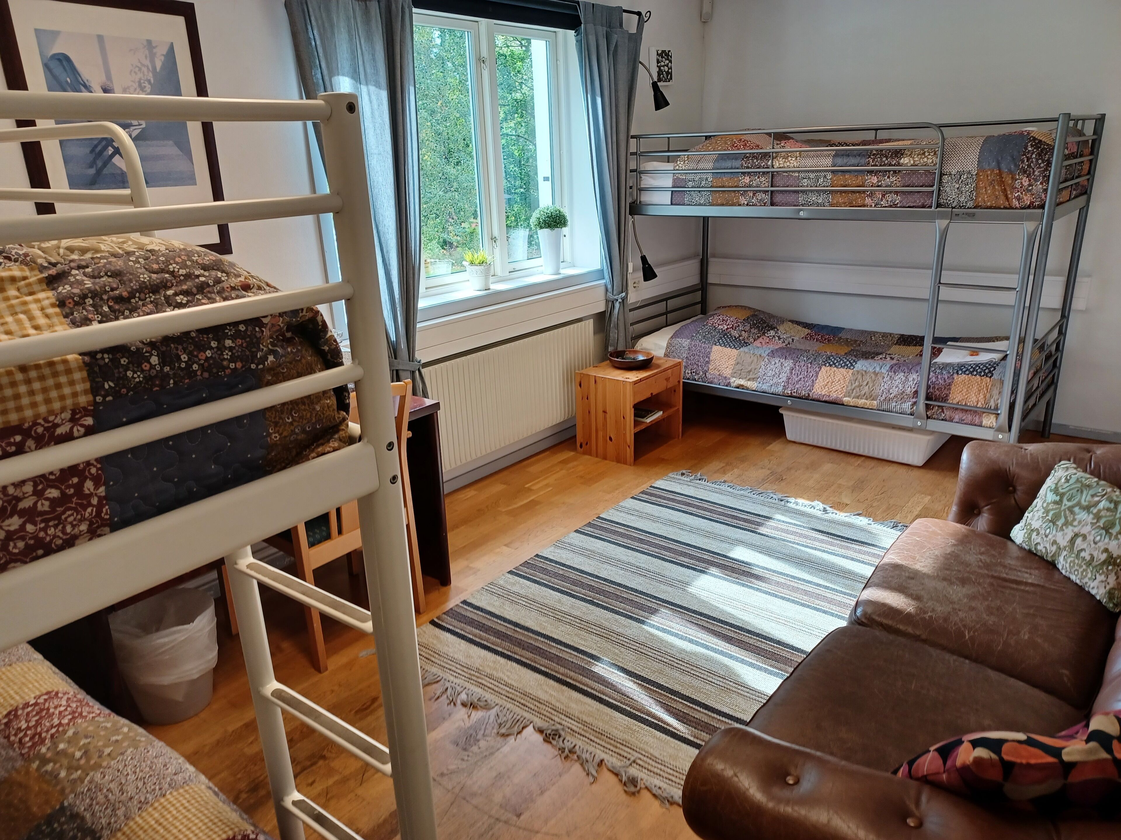 Fyrbäddsrum - delat badrum - utsikt mot trädgården (Annexet) | Duntäcken, bäddmadrasser, individuell inredning och unika möbler