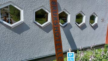 Vista frontal de la propiedad