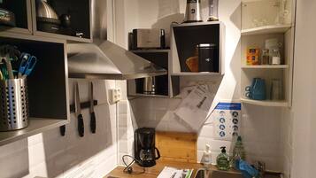 Apartment | Private kitchen | Fridge, microwave, paper towels