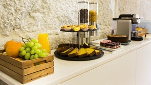 Een buffet met diverse gerechten, waaronder fruit, gebak en desserts.