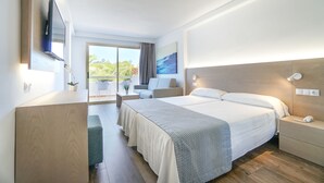 Une chambre d’hôtel moderne dotée d’un grand lit, de tables de chevet, d’une télévision et d’un balcon avec vue.