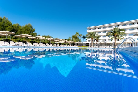 Outdoor pool, open 10 AM to 6 PM, pool umbrellas, pool loungers. Hotel Millor Sol