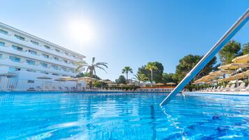 Una piscina al aire libre (de 10:00 a 18:00), sombrillas, tumbonas