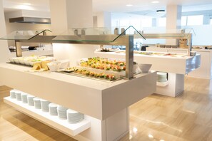 Serveert ontbijt en diner