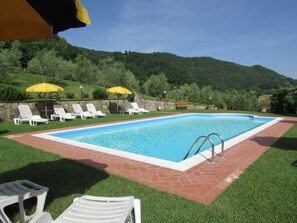 Außenpool (je nach Saison geöffnet), Sonnenschirme, Liegestühle
