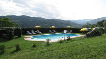 Außenpool (je nach Saison geöffnet), Sonnenschirme, Liegestühle