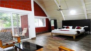 Caja de seguridad en la habitación y espacio para trabajar con laptop