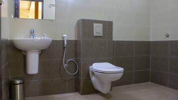 Dusche, kostenlose Toilettenartikel, Hausschuhe, Handtücher