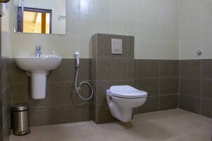 Ducha, artículos de tocador gratuitos, pantuflas, toallas