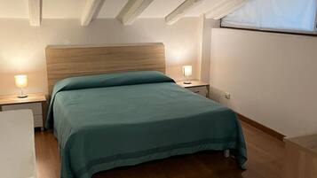 Economy-Vierbettzimmer | Schreibtisch, Bügeleisen/Bügelbrett, kostenloses WLAN, Bettwäsche