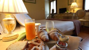 Een bureau, een strijkplank/strijkijzer, gratis wifi, beddengoed
