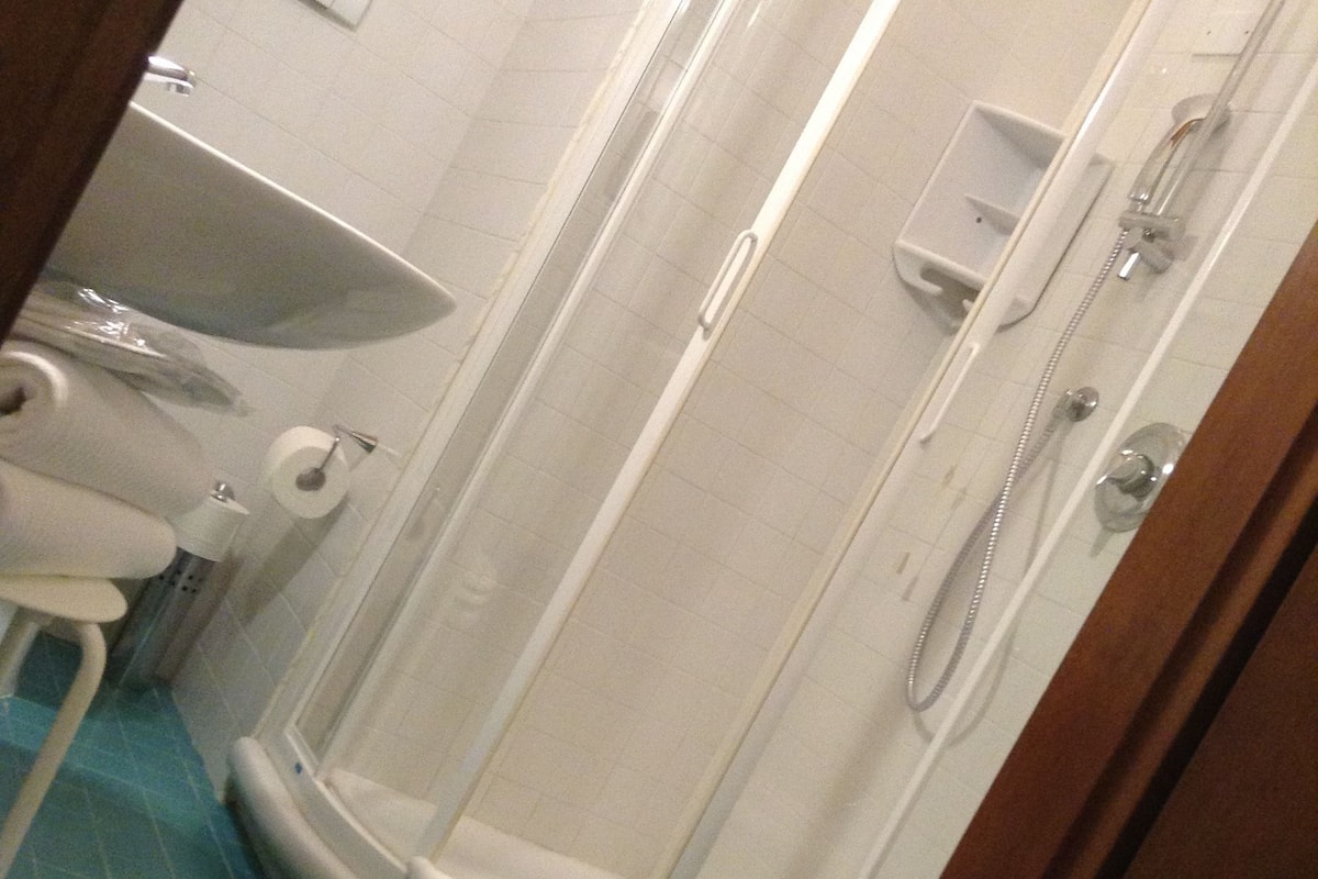 Economy Double Room | Bathroom
