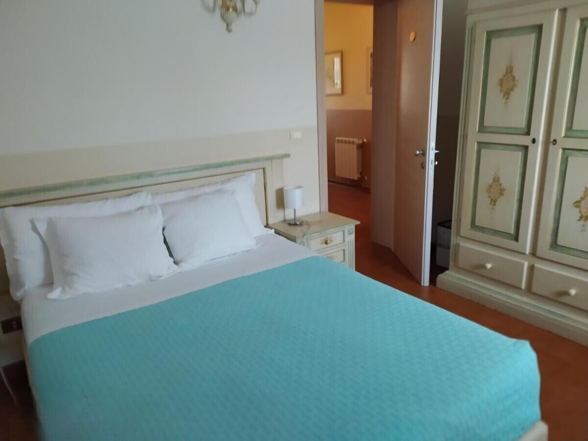 Quarto casal, vista para o jardim | Escrivaninha, ferros/tábuas de passar roupa, Wi-Fi de cortesia