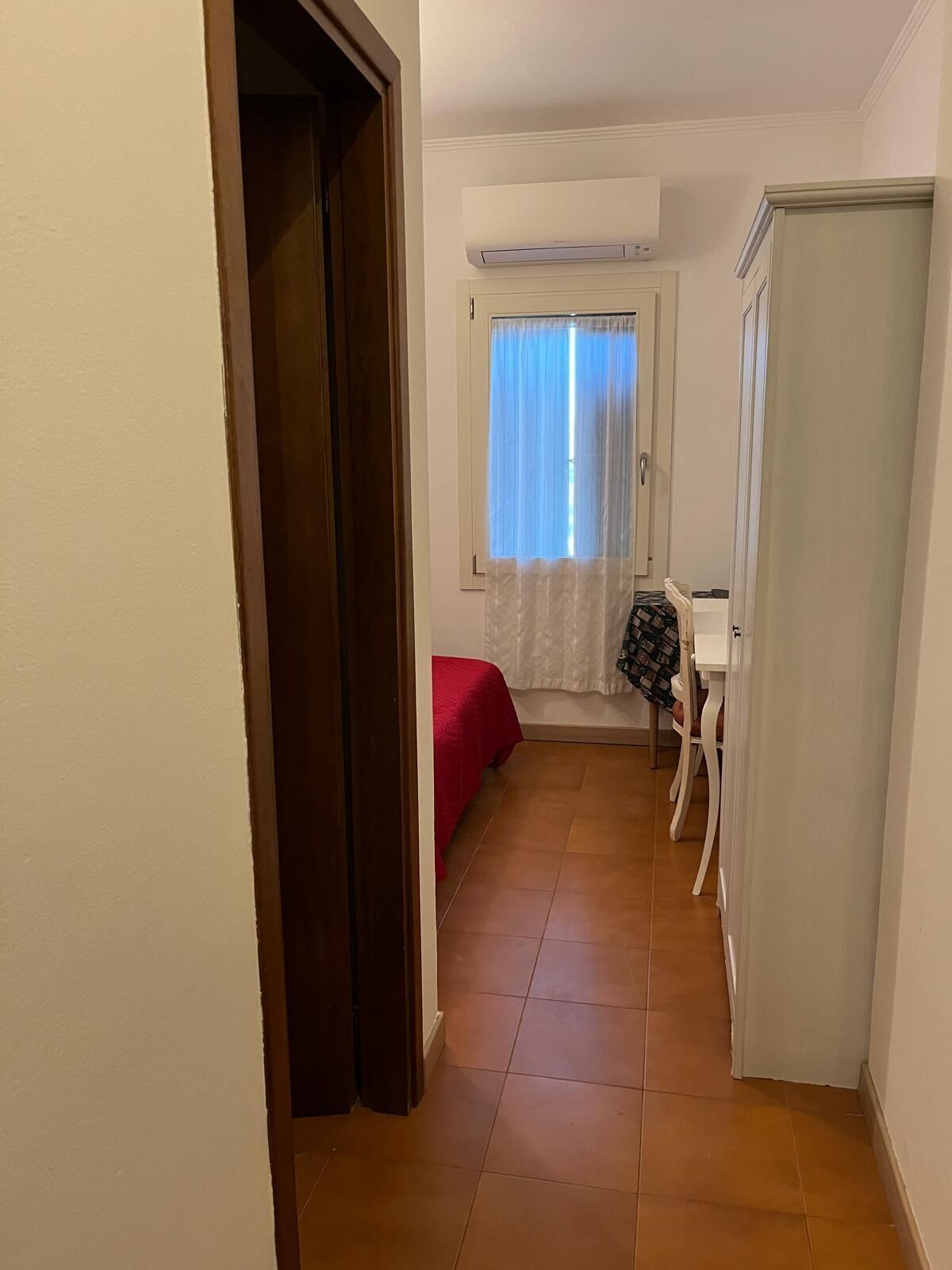 Quarto solteiro | Escrivaninha, ferros/tábuas de passar roupa, Wi-Fi de cortesia