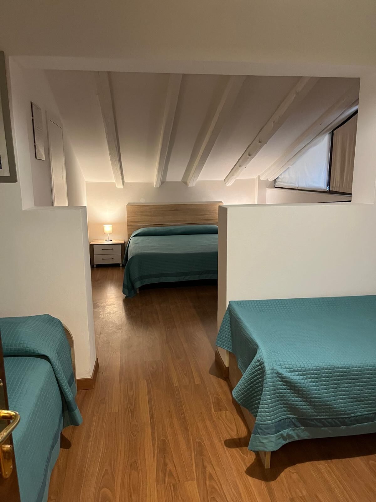 Quarto quádruplo econômico | Escrivaninha, ferros/tábuas de passar roupa, Wi-Fi de cortesia