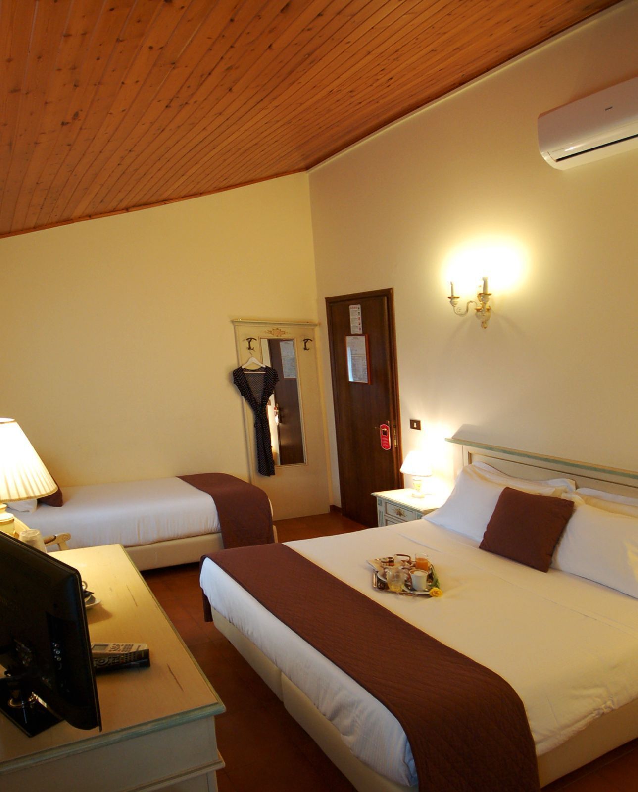 Quarto triplo | Escrivaninha, ferros/tábuas de passar roupa, Wi-Fi de cortesia