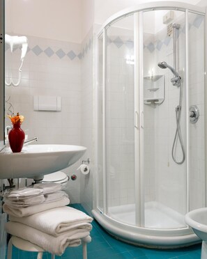 Shower, free toiletries, hair dryer, slippers - Hotel Antica Fenice (Mestre)