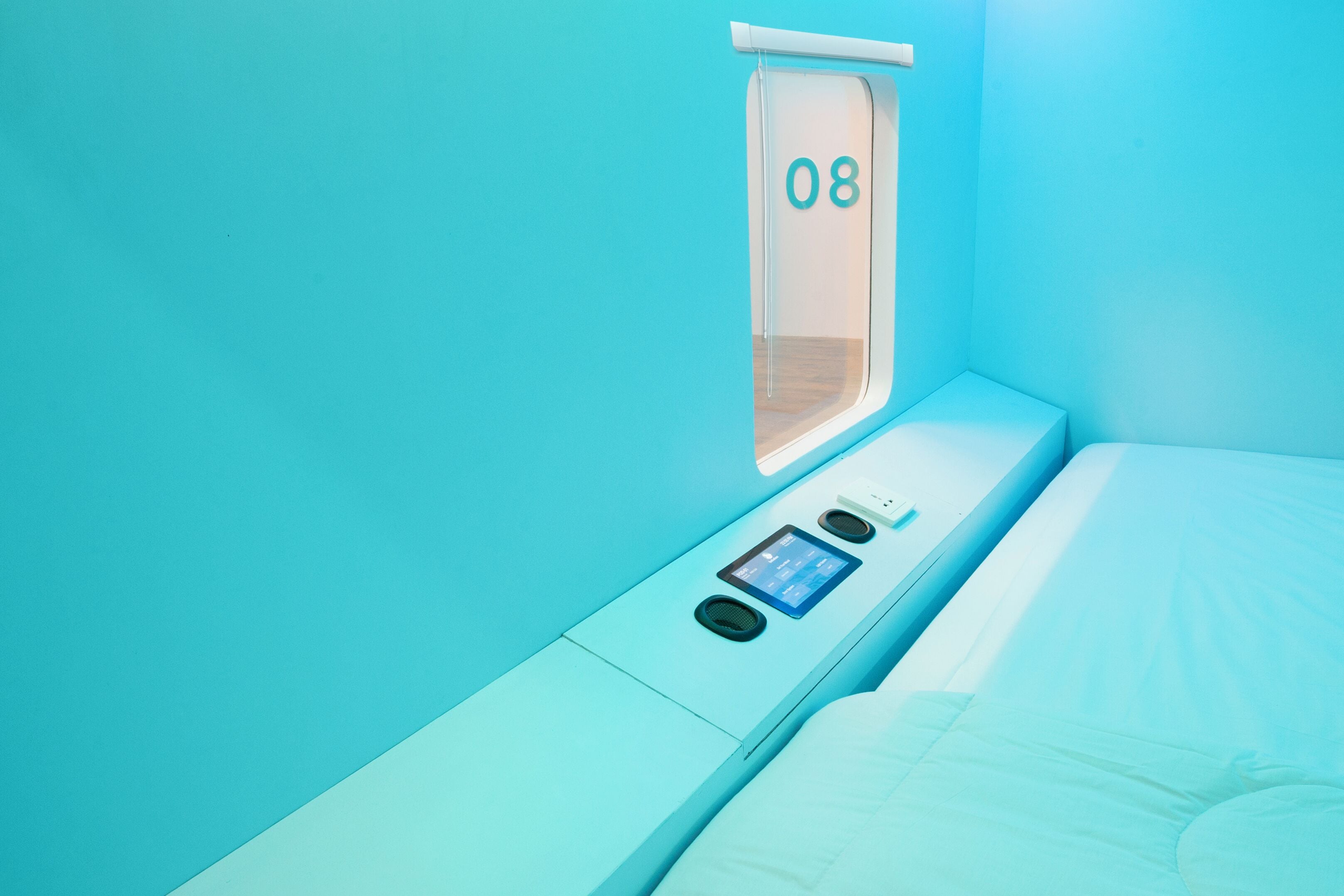 办公桌、免费 WiFi、床单