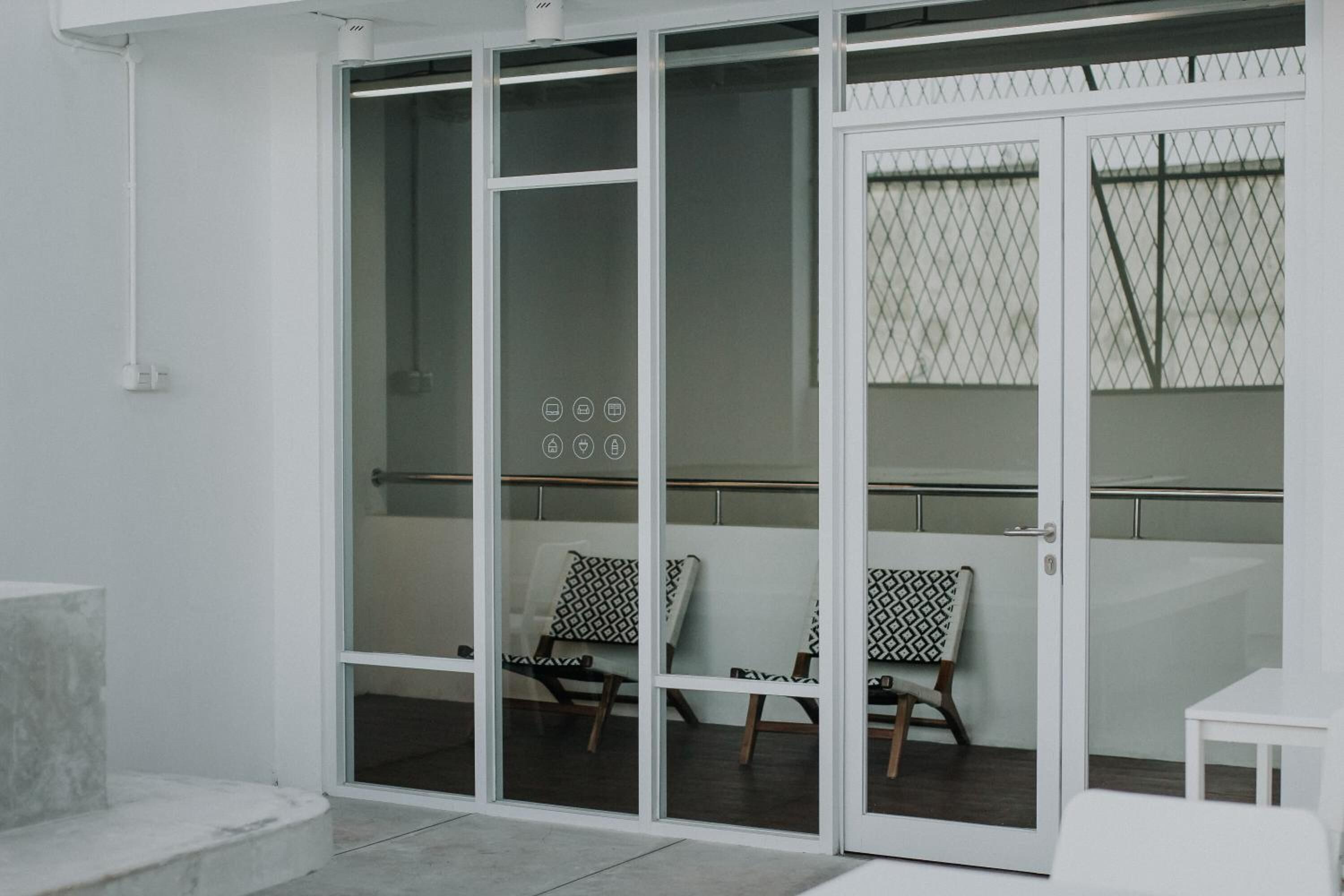 办公桌、免费 WiFi、床单