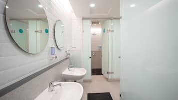 Douche, articles de toilette gratuits, sĂšche-cheveux, chaussons