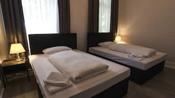 Standard-Doppelzimmer | Schreibtisch, kostenlose Babybetten, Reisekinderbett, Zustellbetten