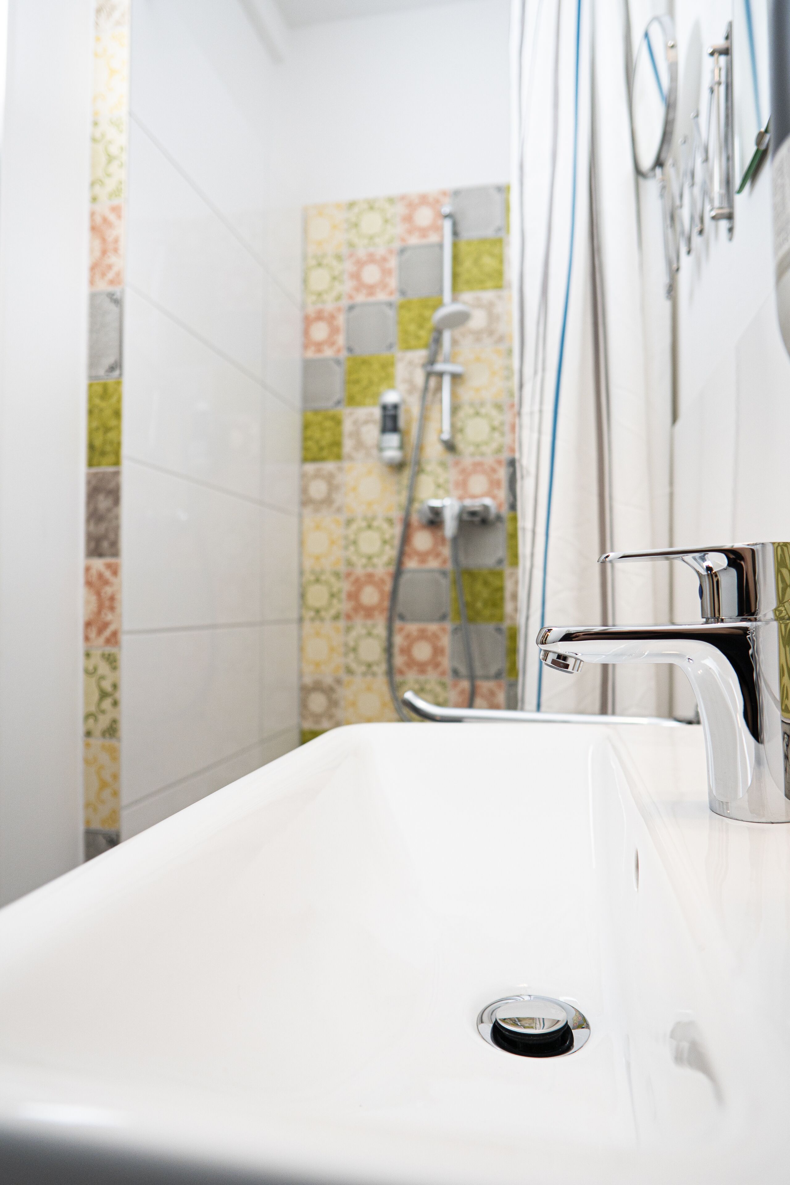 standard single room | bathroom | deep-soaking bathtub, free toiletries, hair dryer, towels