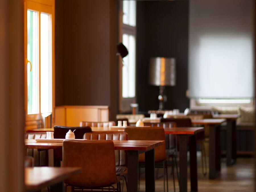 Petit déjeuner buffet servi en semaine (12 EUR par personne)