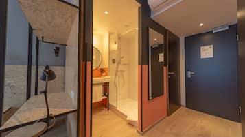 Suite Familiale, 2 lits doubles, chambres communicantes | Salle de bain | Douche, articles de toilette écologiques, sèche-cheveux