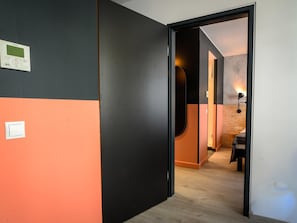 Suite familiar, 2 camas dobles, habitaciones comunicadas | Escritorio, cortinas opacas, sistema de insonorización y cunas (de pago)