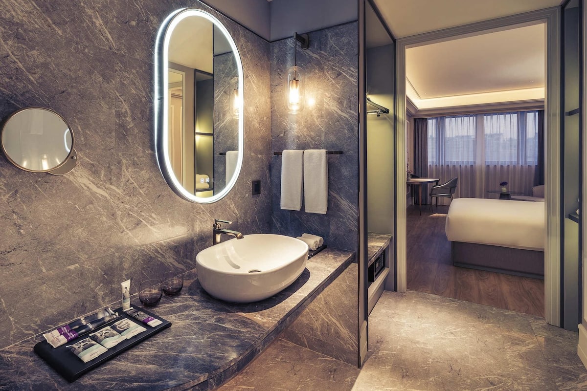 Phòng Deluxe, 1 giường cỡ king | Chăn bông, minibar, két bảo mật tại phòng, bàn