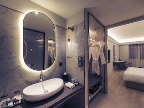 Phòng Superior, 1 giường cỡ king | Chăn bông, minibar, két bảo mật tại phòng, bàn