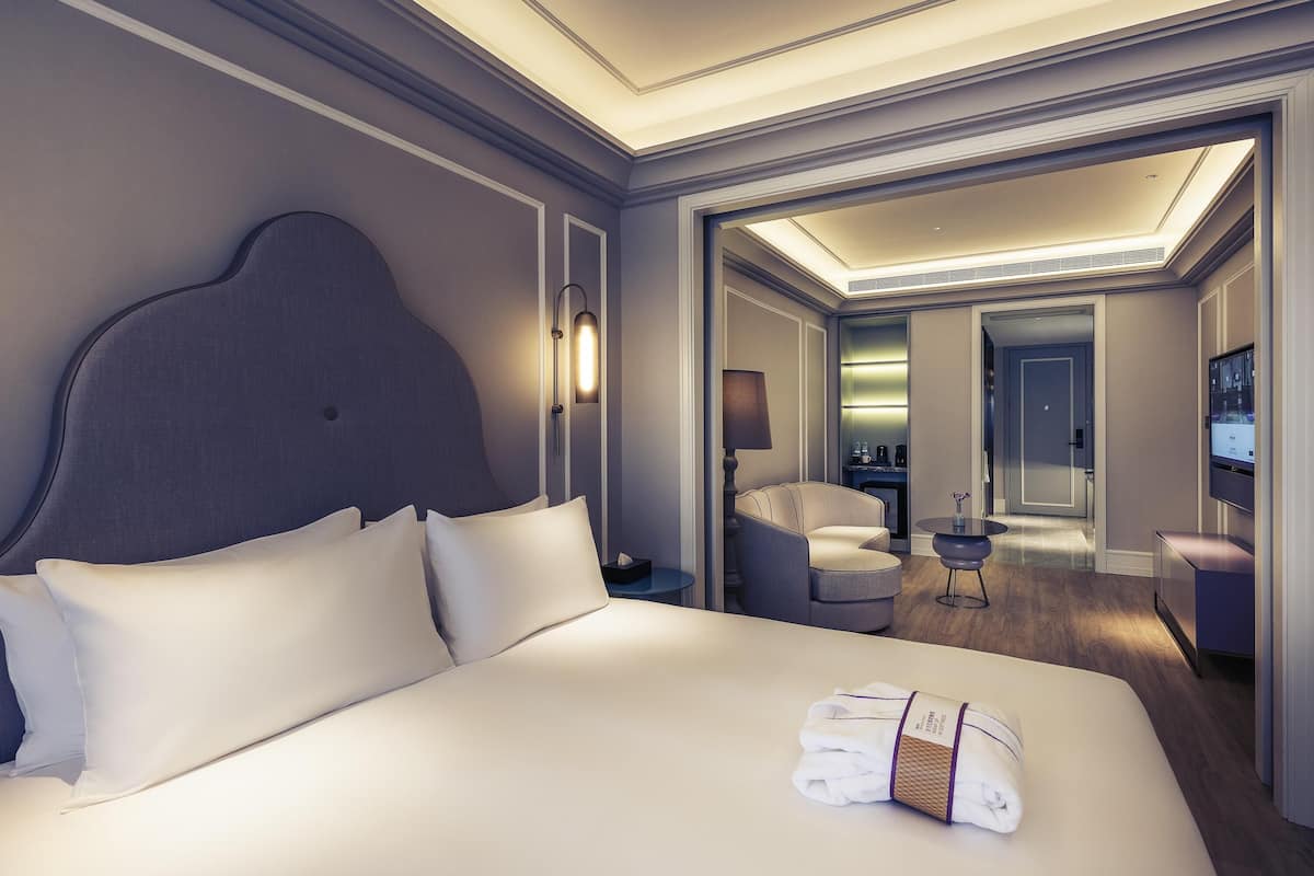 Privilege, Habitación, 1 cama de matrimonio grande | 1 dormitorio, edredones de plumas, minibar y caja fuerte