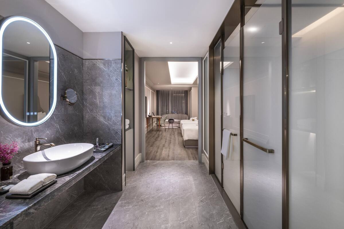Privilege, Kamer, 2 eenpersoonsbedden | Donsdekens, een minibar, een kluis op de kamer, een bureau
