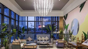 A spacious lobby with large windows, a modern chandelier, and a variety of seating arrangements. - Mercure Suzhou Jinji Lake (Suzhou)