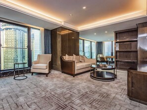 Phòng Suite Deluxe, 1 giường cỡ king | 1 phòng ngủ, bộ đồ giường cao cấp, chăn bông, két bảo mật tại phòng