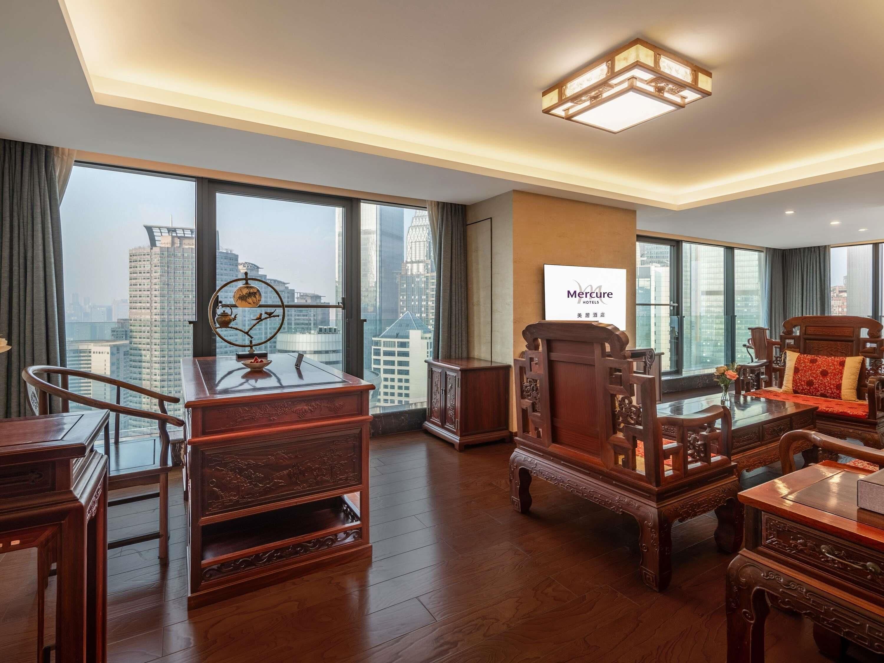 Deluxe Suite, 1 King Bed, City View